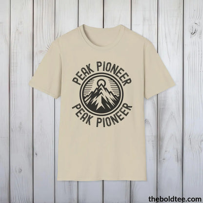 T-Shirt PEAK PIONEER Hiking Tee - Sustainable & Soft Cotton Crewneck Unisex T-Shirt - 8 Trendy Colors
